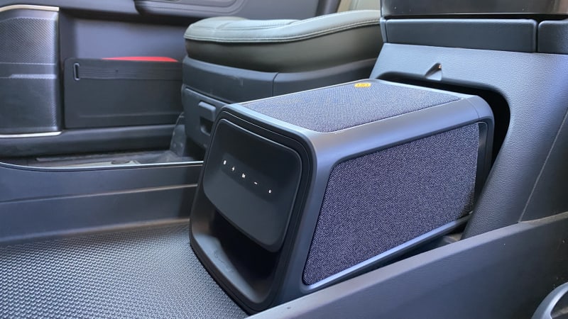 Багажник спереду і &quot;дірка&quot; в борту: 9 крутих фішок електричного пікапа Rivian R1T